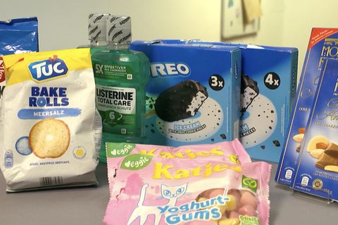 Hersteller greifen gern mal die in die Trickkiste. Verbrauchern fällt dann meist nicht einmal auf, dass der Inhalt in der Verpackung weniger geworden ist, während der Preis gleich bleibt– oder es wird sogar noch teurer.