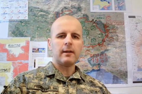 Oberst Markus Reisner vom österreichischen Bundesheer beantwortet Fragen zu Russlands Kriegsverhalten.