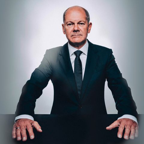 Olaf Scholz schaut direkt in die Kamera