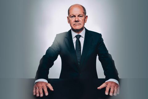 Olaf Scholz schaut direkt in die Kamera