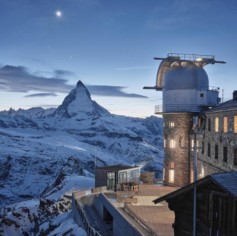 Blick auf das 3100 Kulmhotel, im Hintergrund ist das Matterhorn zu sehen.