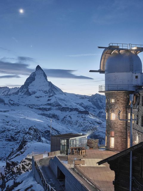 Blick auf das 3100 Kulmhotel, im Hintergrund ist das Matterhorn zu sehen.