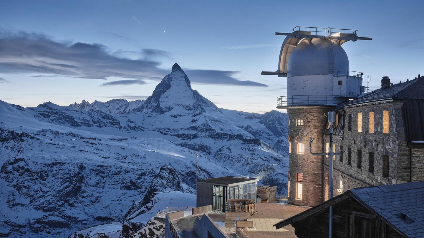 Blick auf das 3100 Kulmhotel, im Hintergrund ist das Matterhorn zu sehen.