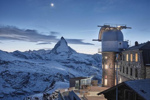 Blick auf das 3100 Kulmhotel, im Hintergrund ist das Matterhorn zu sehen.