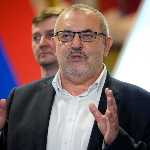 Boris Nadeschdin spricht zu Journalisten in Russland