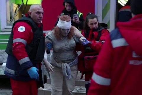 Video: Mindestens zwei Tote: Russland greift Kiew und Charkiw an