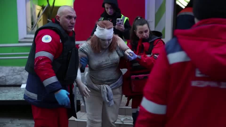 Video: Mindestens zwei Tote: Russland greift Kiew und Charkiw an Video: Mindestens zwei Tote: Russland greift Kiew und Charkiw an