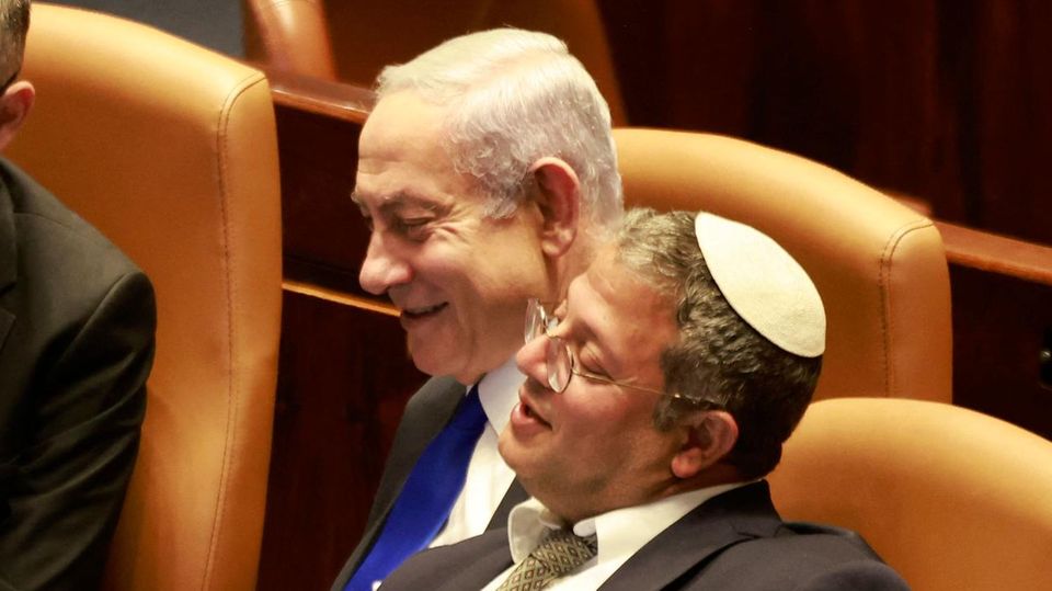 Gaza-Krieg: Nicht an einem Kriegsende interessiert: Israels Premier Benjamin Netanyahu und sein ultrarechter Kabinettskollege Itamar Ben-Gvir (r.) Nicht an einem Kriegsende interessiert: Israels Premier Benjamin Netanyahu und sein ultrarechter Kabinettskollege Itamar Ben-Gvir (r.)