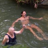 Der alte Mann und der See: Am fünften Tag ist Heinz Hoenig (l.) endgültig im Dschungelcamp angekommen. Der 72-Jährige blüht richtig auf. Nachdem er mit einer Trommel-Einlage seine Mitbewohnerinnen zum Twerken gebracht hat, nimmt der Schauspieler zusammen mit Fabio Knez ein entspanntes Bad im Weiher.