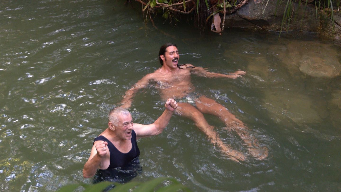 Der alte Mann und der See: Am fünften Tag ist Heinz Hoenig (l.) endgültig im Dschungelcamp angekommen. Der 72-Jährige blüht richtig auf. Nachdem er mit einer Trommel-Einlage seine Mitbewohnerinnen zum Twerken gebracht hat, nimmt der Schauspieler zusammen mit Fabio Knez ein entspanntes Bad im Weiher.