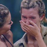 Anya Elsner (r.) nimmt eine gegenläufige Entwicklung: Sie wird mehr und mehr zur Schmerzensfrau im Dschungel. So bricht sie schon in Tränen aus, als sie erfährt, dass es zum Abendessen unter anderem eine Ananas gibt. "Anya ist eine Trauermücke. Immer am Weinen...", lästert Kim Virginia später.