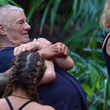 Und auch Heinz Hoenig macht mit und lässt sich von dem Ex-Fußballer einige Übungen zeigen.