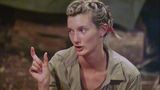 Nein, Anya Elsner redet hier nicht über die Vene von David. Stattdessen zeigt sie, wie groß die Spinne war, die sie im Dschungeltelefon entdeckt und die bei ihr eine Panikattacke ausgelöst hat.