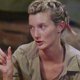 Nein, Anya Elsner redet hier nicht über die Vene von David. Stattdessen zeigt sie, wie groß die Spinne war, die sie im Dschungeltelefon entdeckt und die bei ihr eine Panikattacke ausgelöst hat.