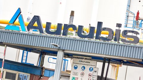 Ein Aurubis-Schriftzug steht über dem Eingangstor zum Werk Ost in Hamburg