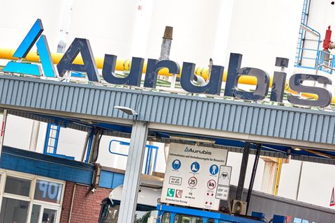 Ein Aurubis-Schriftzug steht über dem Eingangstor zum Werk Ost in Hamburg