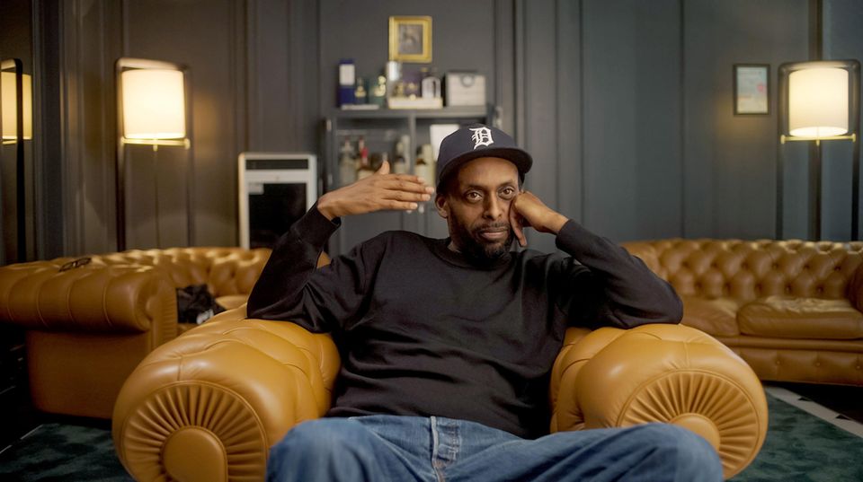 Hiphop Afrob Afrob spricht in einer Interviewsituation über Hiphop