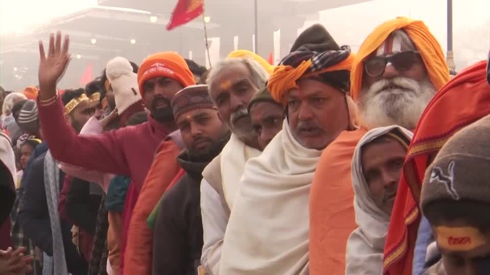Video: Indien: Zehntausende Gläubige pilgern zum neuen Hindu-Tempel Video: Indien: Zehntausende Gläubige pilgern zum neuen Hindu-Tempel