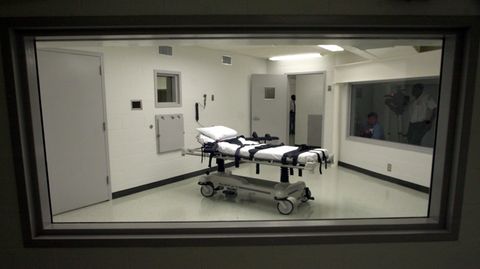 In einem Raum für Hinrichtungen steht eine Liege, auf der Todeskandidaten festgeschnallt werden können