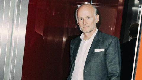 Berater und Coach Joachim Pawlik steht in einem Lift