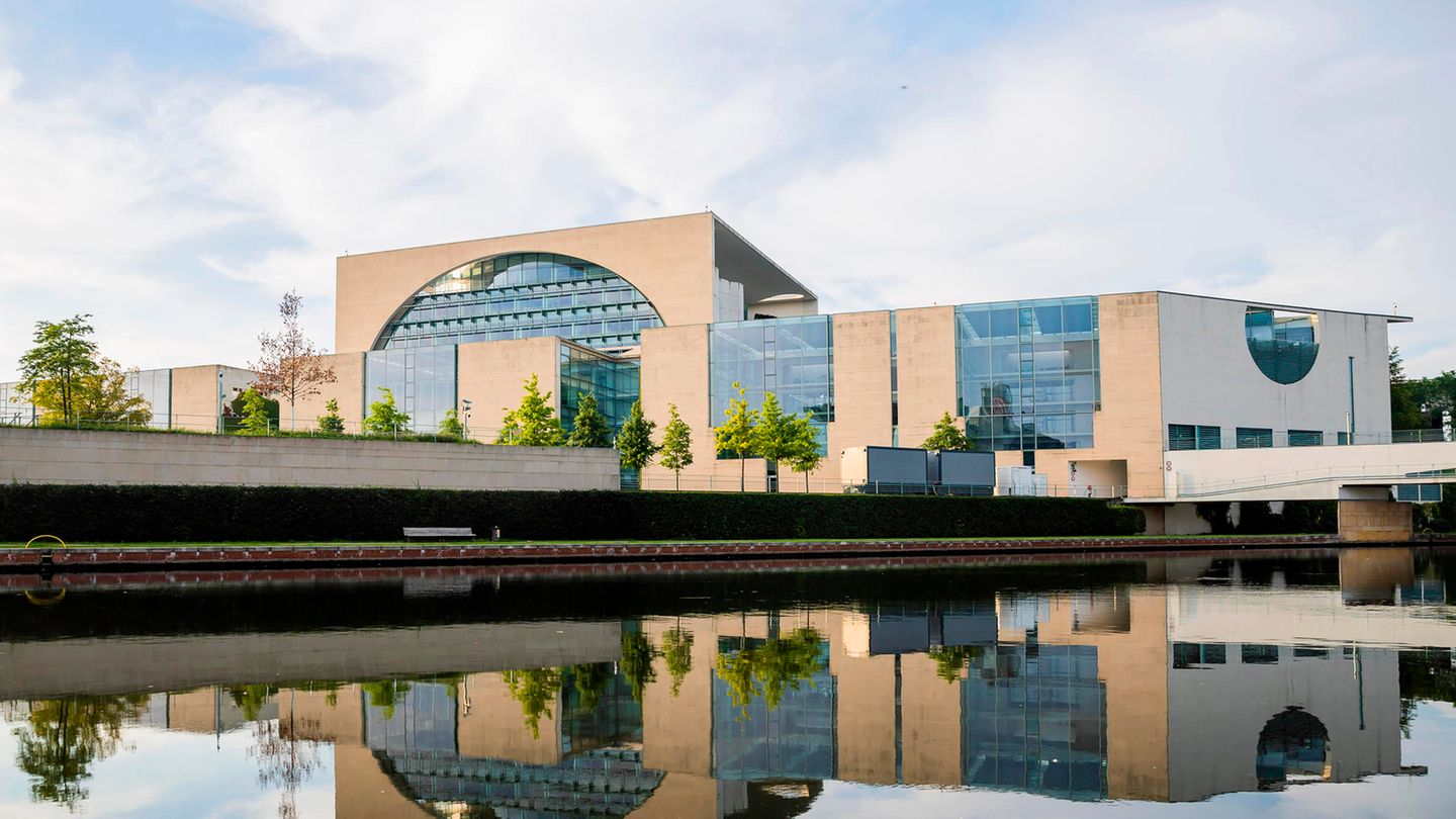 The Chancellery cannot provide any information about the additional income of its civil servants