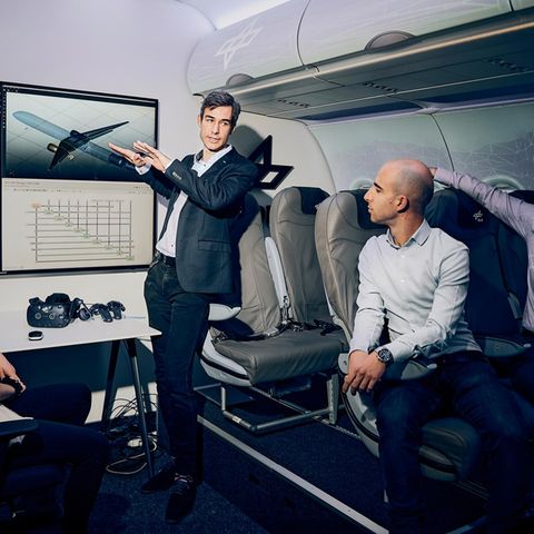 Arbeitgeber: Team des Zentrums für Luft- und Raumfahrt besprechen eine Simulation der unterschiedlichen Gestaltung von Kabinen