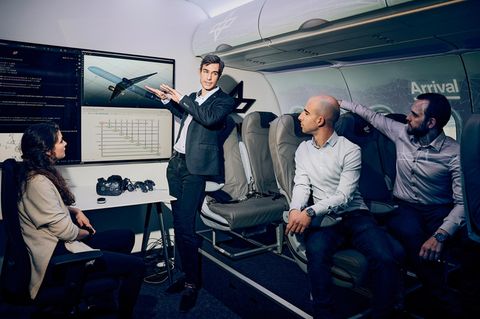 Arbeitgeber: Team des Zentrums für Luft- und Raumfahrt besprechen eine Simulation der unterschiedlichen Gestaltung von Kabinen
