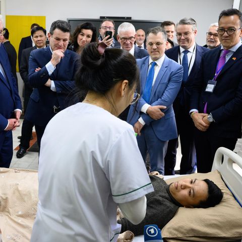 Zwei Vietnamesinnen lernen deutsche Fachbegriffe für die Medizin