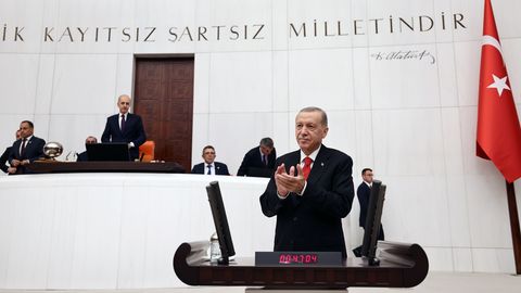 Recep Tayyip Erdogan, Präsident der Türkei, applaudiert vor dem Parlament