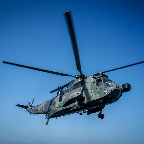 Ein Militärhubschrauber vom Typ Sea King Mk41 im Landeanflug