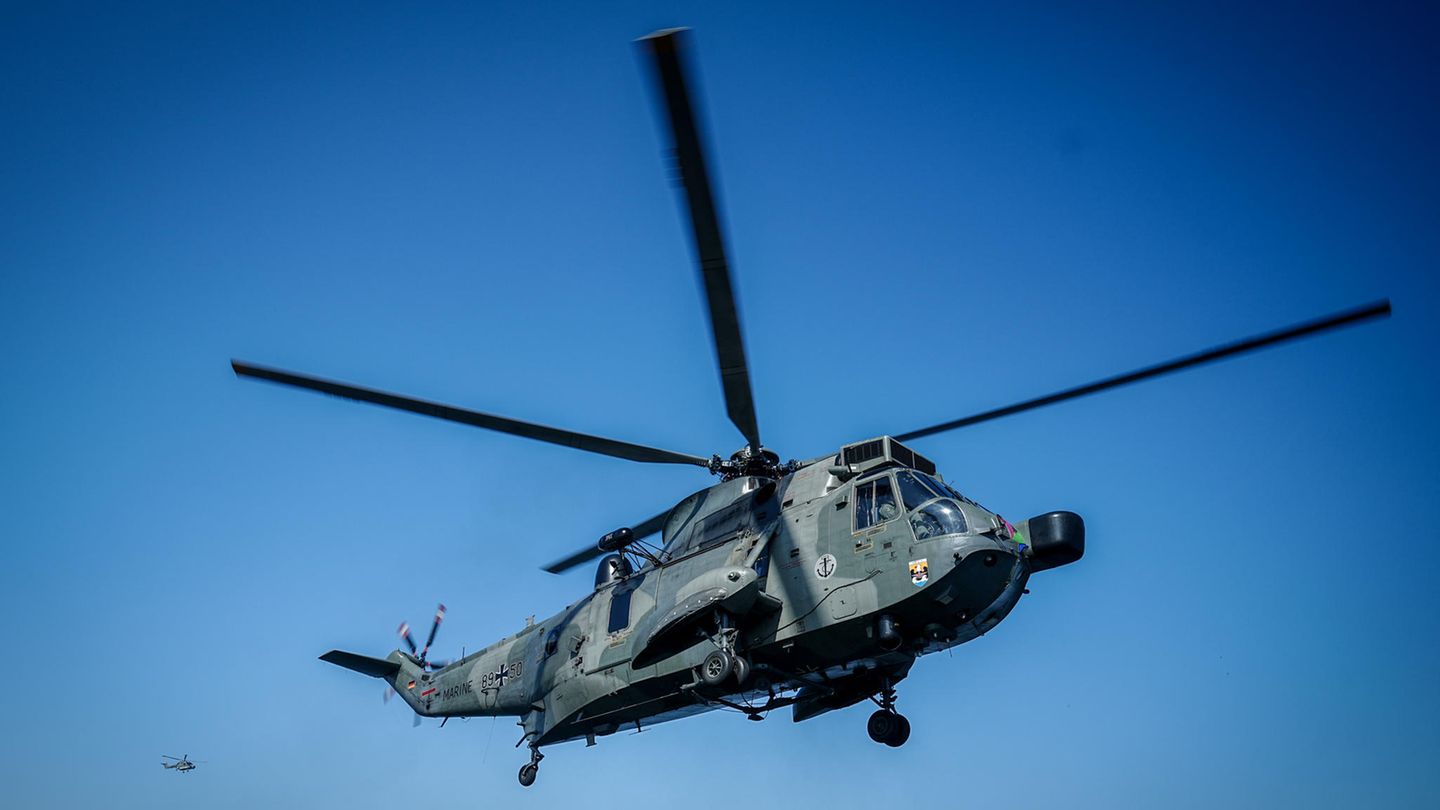 Ein Militärhubschrauber vom Typ Sea King Mk41 im Landeanflug