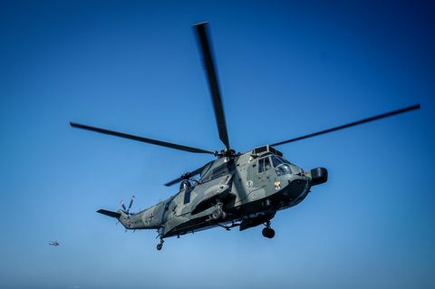Ein Militärhubschrauber vom Typ Sea King Mk41 im Landeanflug