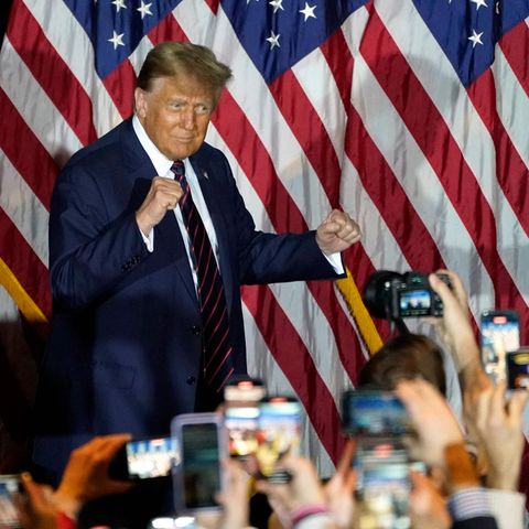 Ex-US-Präsident Donald Trump lässt sich auf einer Wahlparty für den Sieg in new Hampshire feiern