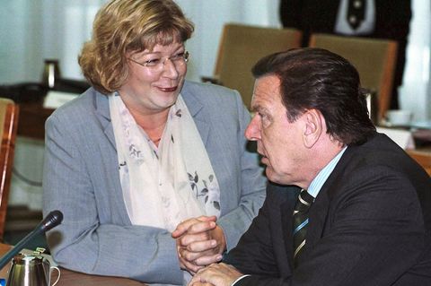 Andrea Fischer und der ehemalige Bundeskanzler Gerhard Schröder im Bundeskanzleramt in Berlin, am 28.06.2000.