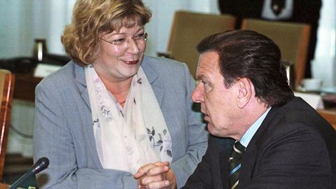 Andrea Fischer und der ehemalige Bundeskanzler Gerhard Schröder im Bundeskanzleramt in Berlin, am 28.06.2000.