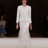 Ein Model läuft über den Laufsteg bei einer Chanel Haute-Couture Show