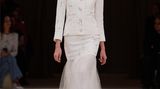Ein Model läuft über den Laufsteg bei einer Chanel Haute-Couture Show