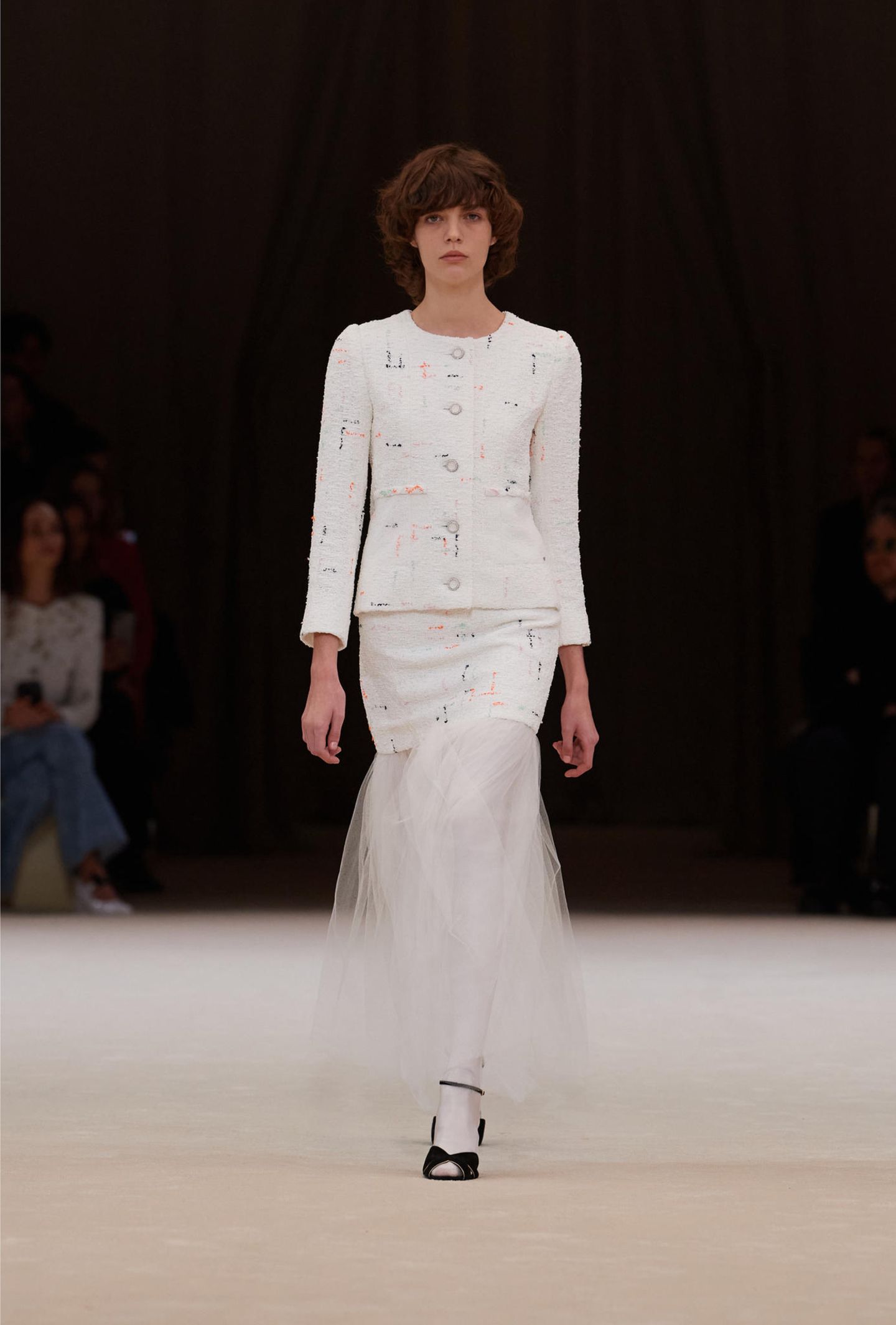 Ein Model läuft über den Laufsteg bei einer Chanel Haute-Couture Show