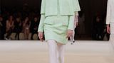 Ein Model läuft über den Laufsteg bei einer Chanel Haute-Couture Show