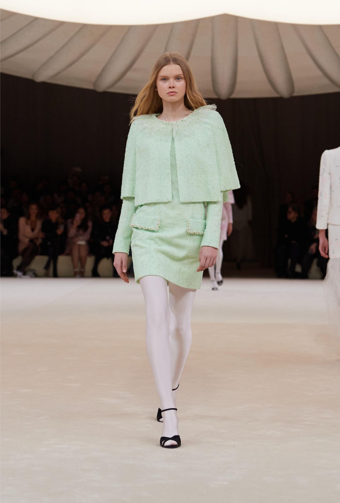 Ein Model läuft über den Laufsteg bei einer Chanel Haute-Couture Show
