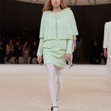 Ein Model läuft über den Laufsteg bei einer Chanel Haute-Couture Show