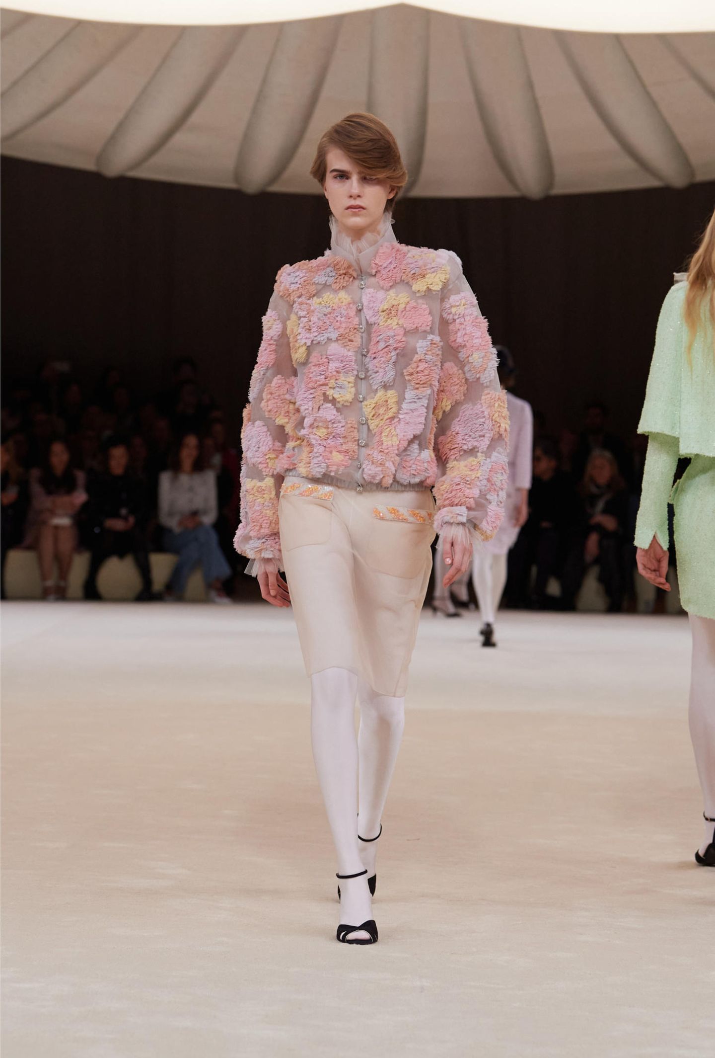 Ein Model läuft über den Laufsteg bei einer Chanel Haute-Couture Show