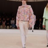 Ein Model läuft über den Laufsteg bei einer Chanel Haute-Couture Show