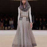 Ein Model läuft über den Laufsteg bei einer Chanel Haute-Couture Show