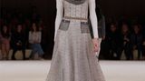 Ein Model läuft über den Laufsteg bei einer Chanel Haute-Couture Show