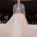 Ein Model läuft über den Laufsteg bei einer Chanel Haute-Couture Show