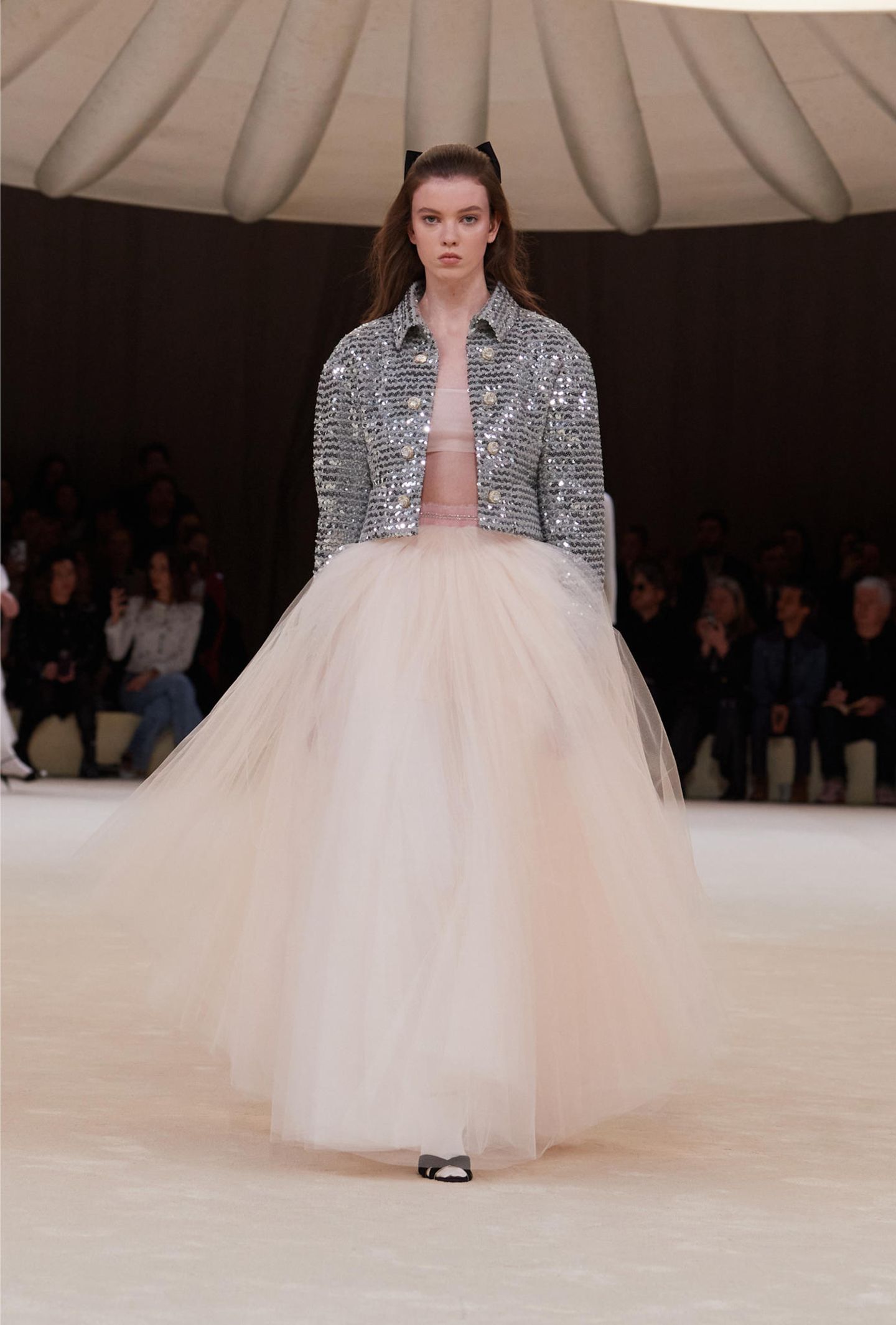 Ein Model läuft über den Laufsteg bei einer Chanel Haute-Couture Show