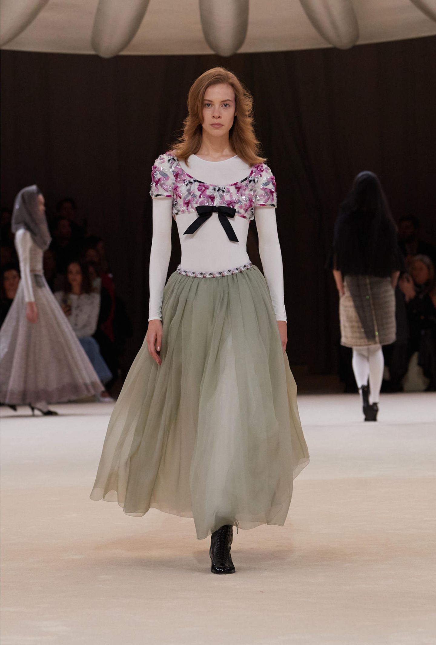 Ein Model läuft über den Laufsteg bei einer Chanel Haute-Couture Show