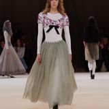 Ein Model läuft über den Laufsteg bei einer Chanel Haute-Couture Show