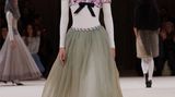 Ein Model läuft über den Laufsteg bei einer Chanel Haute-Couture Show